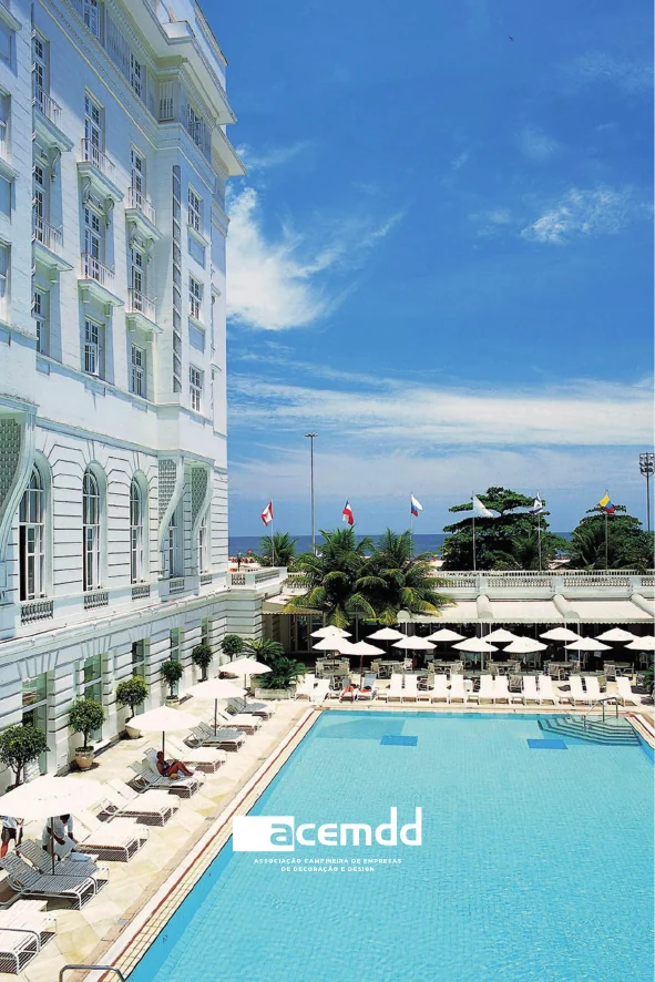 Piscina e fachada do Copacabana Palace